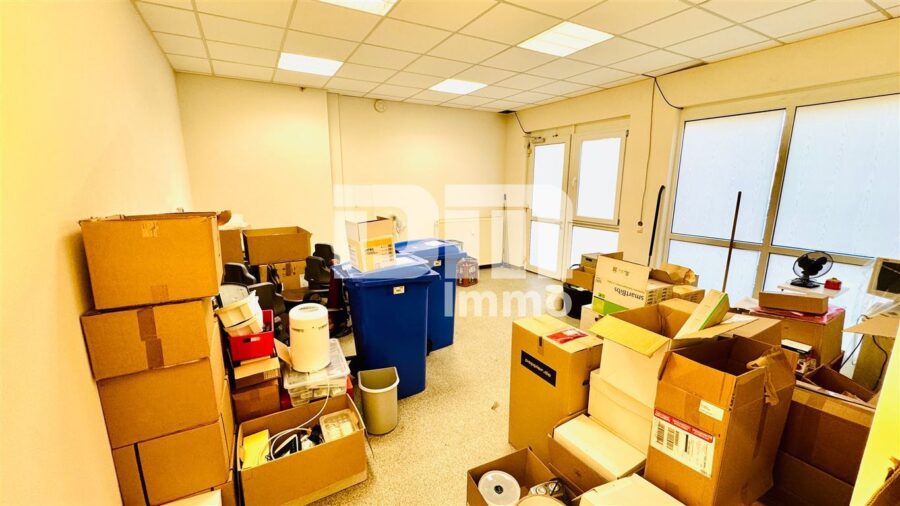 Ladeneinheit und Büro / Praxisfläche teilvermietet im Paket mit umfangreicher Ausstattung - Einheit 2 - Vorderer Bereich